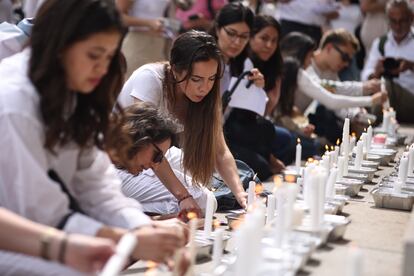 Voluntarios vestidos de blanco encendieron velas durante un acto solidario convocado por los padres de María Fernanda, frente a la embajada mexicana en Alemania. 