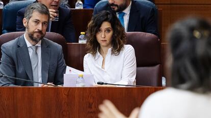 El consejero de Presidencia, Justicia y Administración Local y portavoz del gobierno de la Comunidad de Madrid, Miguel Ángel García Martín y la presidenta de la Comunidad de Madrid, Isabel Díaz Ayuso, durante un pleno en la Asamblea de Madrid, a 8 de febrero de 2024, en Madrid (España).