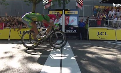 Peter Sagan (de verde) cruza la meta por delante de Kristoff.