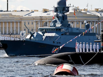 Un buque y un submarino durante la celebración del Día de la Armada rusa en San Petersburgo, este domingo.