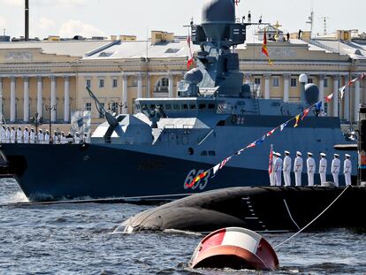 Un buque y un submarino durante la celebración del Día de la Armada rusa en San Petersburgo, este domingo.