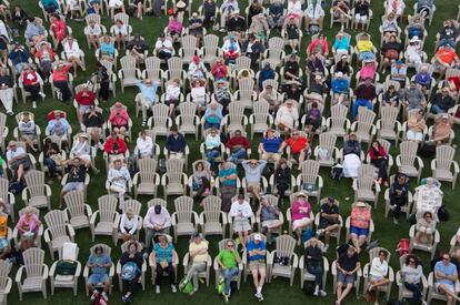 Torneo de tenis de Indian Wells en California. Público asistente a la retransmisión en pantalla gigante, en el exterior del estadio, del partido de cuartos de final entre la estdounidense Sloane Stephens y la italiana Flavia Pennetta.