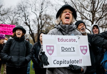 Protesta en Cambridge, donde se encuentra la Universidad de Harvard, para exigir a la institución que no ceda a las presiones del Gobierno, el 12 de abril.