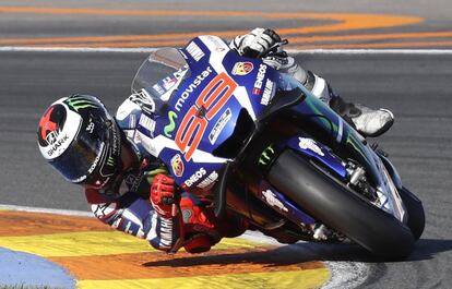 El piloto de Yamaha, con vuelta rápida y nuevo récord de carrera ya en el segundo giro (1:31.179), aprovechó que todo se le puso de cara con el fallo de algunos de sus rivales en la salida para marcar ciertas diferencias, ya cercanas al segundo de distancia respecto a su inmediato perseguidor, Andrea Iannone.