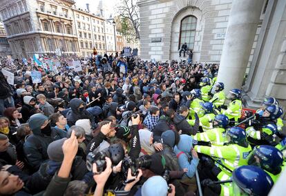 La policía intenta aplacar el avance de la manifestación contra la subida de las tasas.