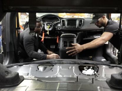 Trabajadores de Chrysler montan un vehículo en la planta de Sterling Heights, Michigan (EE UU)