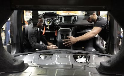 Trabajadores de Chrysler montan un vehículo en la planta de Sterling Heights, Michigan (EE UU)