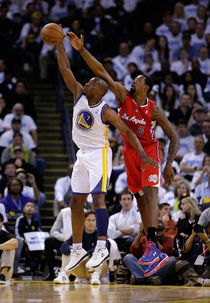 Carl Landry, de Golden State Warriors y DeAndre Jordan, de Los Angeles Clippers, luchan por un balón suelto.