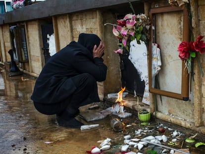 Sabiha llora ante la tumba de su hijo asesinado el día de Navidad de 2016 en Irak.
