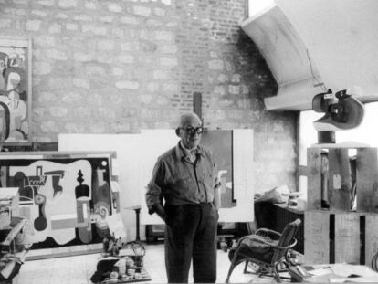 Le Corbusier en su estudio que estaba separado de la zona de vivienda por una puerta doble de una sola hoja que hacía también las veces de armario.