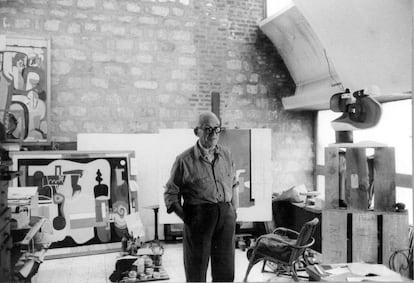 Le Corbusier en su estudio que estaba separado de la zona de vivienda por una puerta doble de una sola hoja que hacía también las veces de armario.