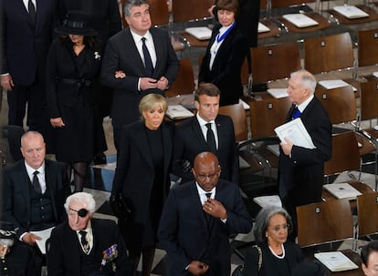 El presidente francés, Emmanuel Macron, y su esposa Brigitte, llegaban también a la abadía de Westminster. 