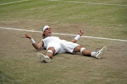 Rafa Nadal celebra su victoria en Wimbledon 2008 despu&eacute;s de vencer a Roger Federer en la final. 