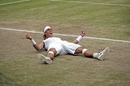 Rafa Nadal celebra su victoria en Wimbledon 2008 después de vencer a Roger Federer en la final.