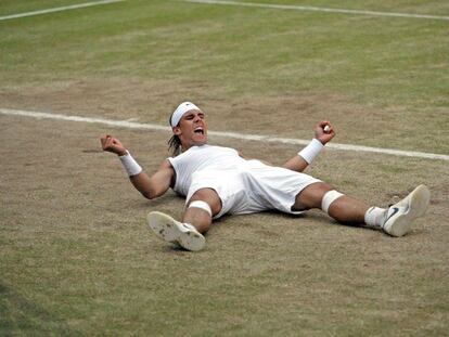 Rafa Nadal celebra su victoria en Wimbledon 2008 despu&eacute;s de vencer a Roger Federer en la final. 