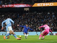 Enzo Fernández, solo en el segundo palo, se dispone a rematar el 1-1 ante la estirada de Donnarumma, ayer en Manchester.