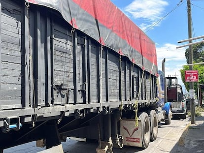 Camión en el que viajaban hacinados más de 202 migrantes, durante una operación de verificación en Fortín de las Flores, Veracruz (México), el 16 de julio de 2023.