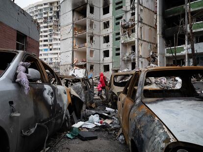 Coches calcinados junto a un bloque de apartamentos bombardeado, el 5 de abril en la ciudad ucrania de Chernihiv.