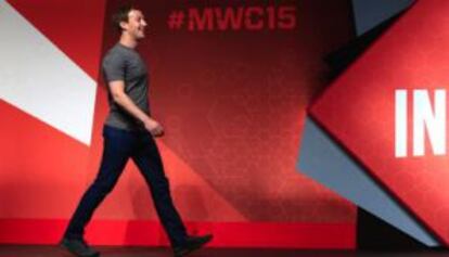 El fundador de Facebook, Mark Zuckerbeg visita el MWC.