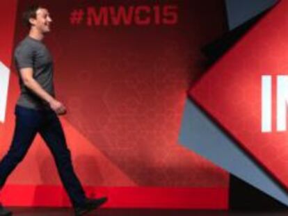 El fundador de Facebook, Mark Zuckerbeg visita el MWC.