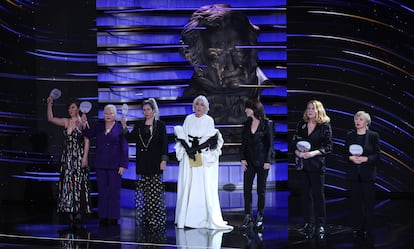 La vicepresidenta de la Academia, Susi Sánchez (en el centro), junto a sus compañeras de la Junta Directiva en el escenario de los Goya. 