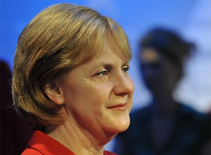 Angela Merkel, la primera mujer que ocupa la cancillería alemana, aparece en una pose simpática