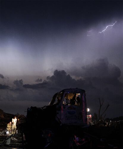 Un tornado se ha abatido sobre la localidad de Joplin, en Misuri, donde ha arrasado inmuebles y vehículos.