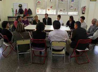 Joan Ignasi Pla y Etelvina Andreu, ayer, reunidos con vecinos del barrio de Rabassa.