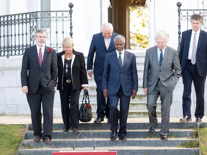 Conferencia internacional por la paz en San Sebastián de 2011: Kofi Anann saluda rodeado de Gerry Adams, Bertie Ahern, Jonathan Powell, Pierre Joxe y Gro Harlem Bruntland.