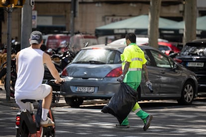 Un trabajador de la empresa de limpieza de Barcelona en la plaza del Pla de Palau, el 11 de agosto de 2025.