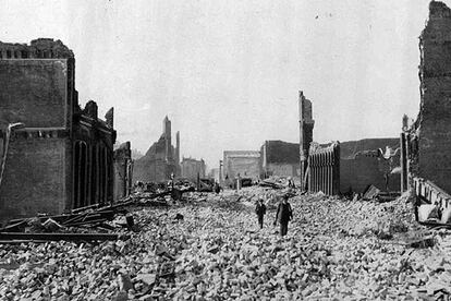 Habitantes de San Francisco caminan entre las ruinas de la ciudad tras el terremoto del 18 de abril de 1906, de magnitud 7,9. El epicentro se localizó después en la bahía de San Francisco, pero la fractura terrestre recorrió casi 500 kilómetros.