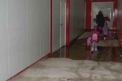 El agua ha encharcado el pasillo del barracón en el que dan clase alumnos de un colegio de Alaquàs (Valencia).