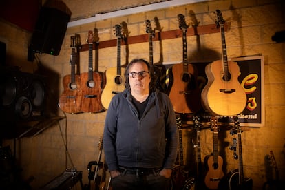 El productor musical Paco Loco, en su estudio en El Puerto de Santa María (Cádiz).