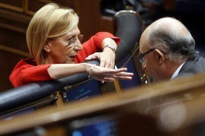 Rosa Díez y el ministro Montoro, en una imagen de archivo.