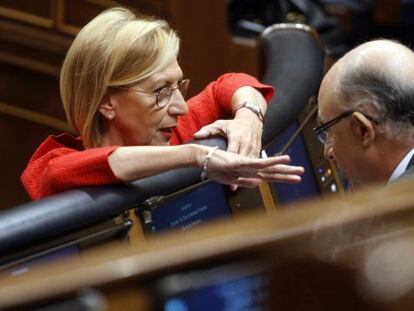 Rosa D&iacute;ez y el ministro Montoro, en una imagen de archivo. 