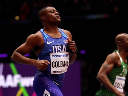 Coleman corretea en la primera serie de los 60m en Birmingham.