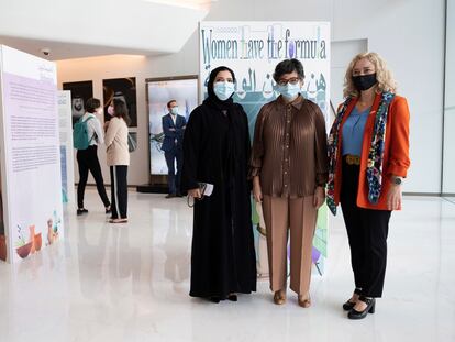 González Laya, flanqueada por la bioquímica emiratí Habiba Alsafar (izquierda) y la presidenta de la Asociación de Científicos Españoles en Emiratos, Teresa Vega, en Dubái.