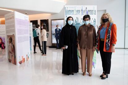 González Laya, flanqueada por la bioquímica emiratí Habiba Alsafar (izquierda) y la presidenta de la Asociación de Científicos Españoles en Emiratos, Teresa Vega, en Dubái.