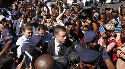 Oscar Pistorius, envoltat de càmeres, arriba al tribunal de Pretòria.