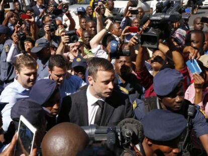 Oscar Pistorius, envoltat de càmeres, arriba al tribunal de Pretòria.