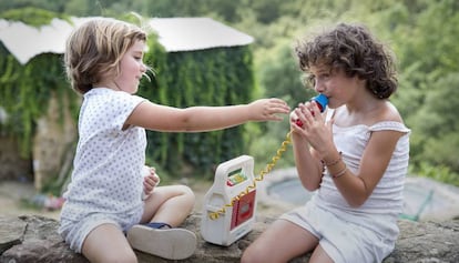 Paula Robles (izquierda) y Laia Artigas, en &#039;Verano 1993&#039;.