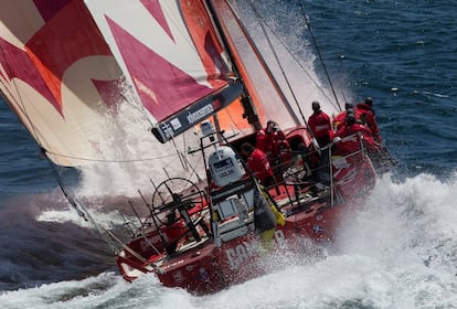 El CAMPER with Emirates Team New Zealand durante la salida Lorient, en 2012.