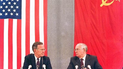U.S. President George H. W. Bush and his Soviet counterpart Mikhail Gorbachev during a joint press conference in July 1991 in Moscow.