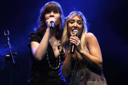 Rocío Pavón y Marta Botía, integrantes del dúo Ella Baila Sola, anoche en el teatro de Bellas Artes.