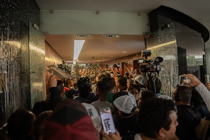 El grupo de manifestantes recorre un pasillo del Senado.