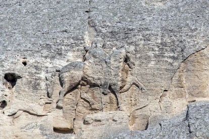 Cuando hablamos del Caballero de Madara nos referimos a una figura esculpida en un peñasco de 100 metros de altura, que representa un jinete que vence a un león. La escena es una representación simbólica de un triunfo militar. Recibe su nombre de la cercana aldea de Madara, situada al noreste de Bulgaria y considerada el lugar sagrado más importante del primer Imperio Búlgaro, antes de la conversión de este país al cristianismo en el siglo IX.