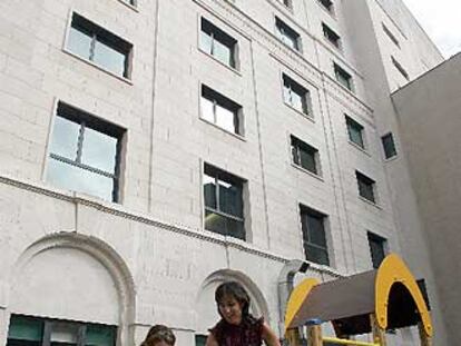 Dos educadoras, en el patio de la guardería del Congreso.