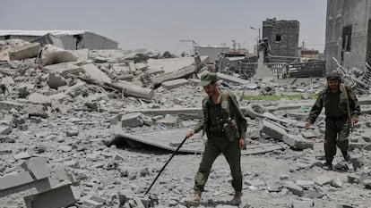 Soldados yemeníes comprueban los daños de un bombardeo de EE UU sobre Saná el pasado lunes.