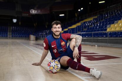 Catela posa en el Palau Blaugrana antes de partir hacia la Final Four de fútbol sala.