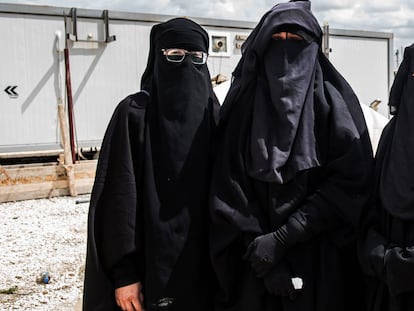 Las españolas Yolanda Martínez, de 34 años (izquierda), Lubna Miludi, de 40 años (centro) y Luna Fernández, de 32 años, en 2019, en el campo de acogida para familiares del ISIS de Al Hol, en el noreste de Siria.